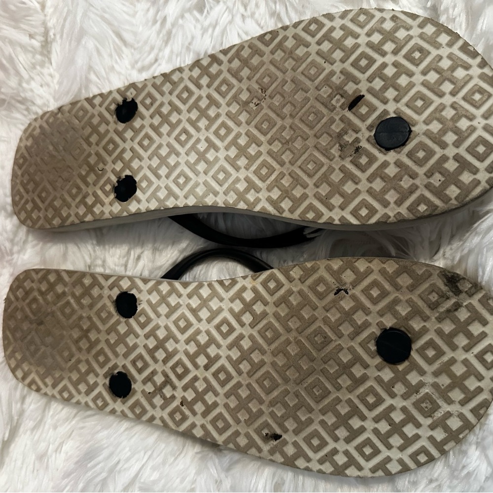 Tory Burch Monochrome Floral Flip Flops - Picture 4 of 4
